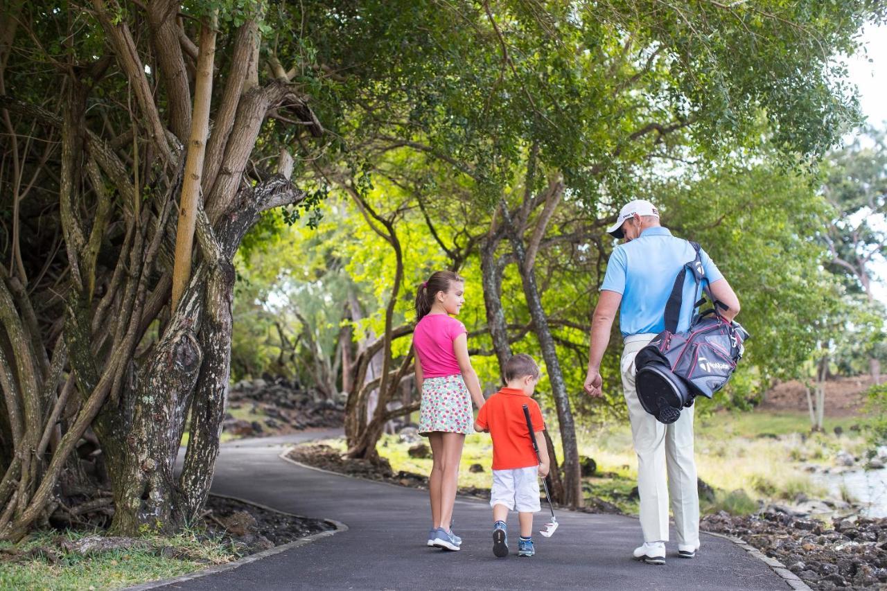 Constance Prince Maurice Poste de Flacq Exterior foto Family walking